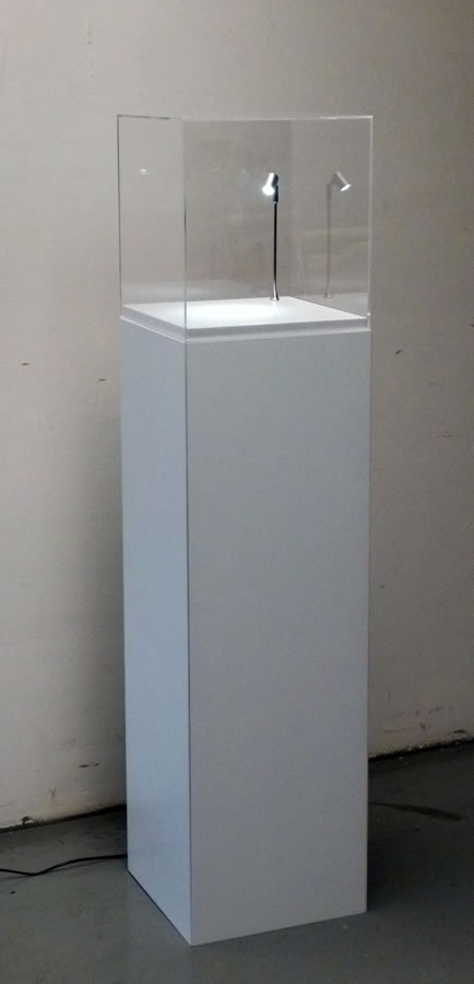 totem teca in plexiglass con illuminazione